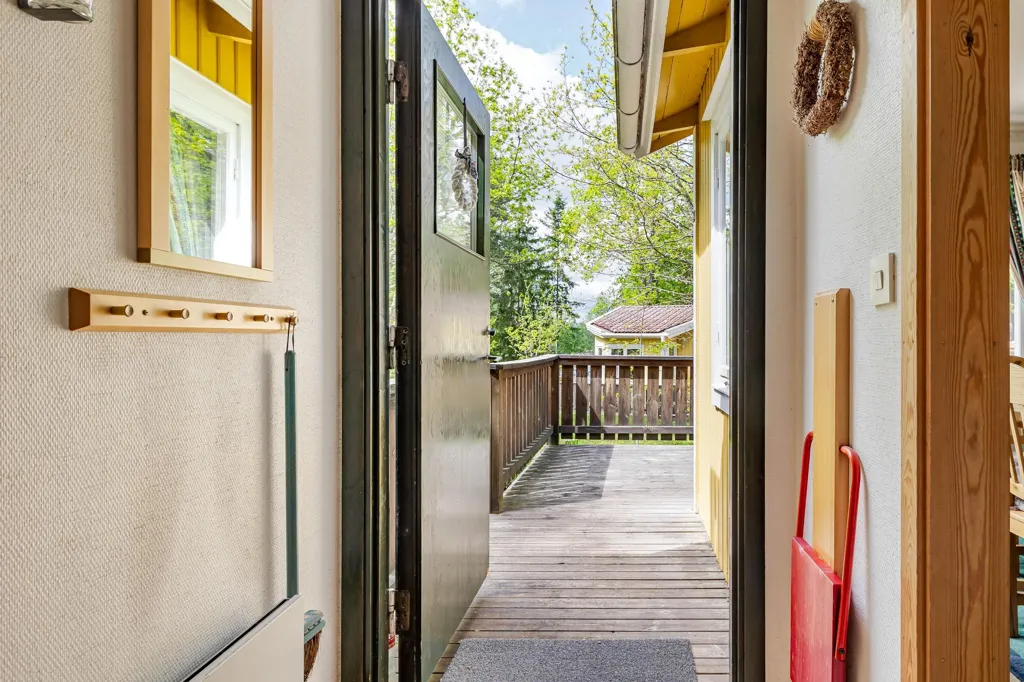 Esik - Charming Cottage with Lake View in Virserum