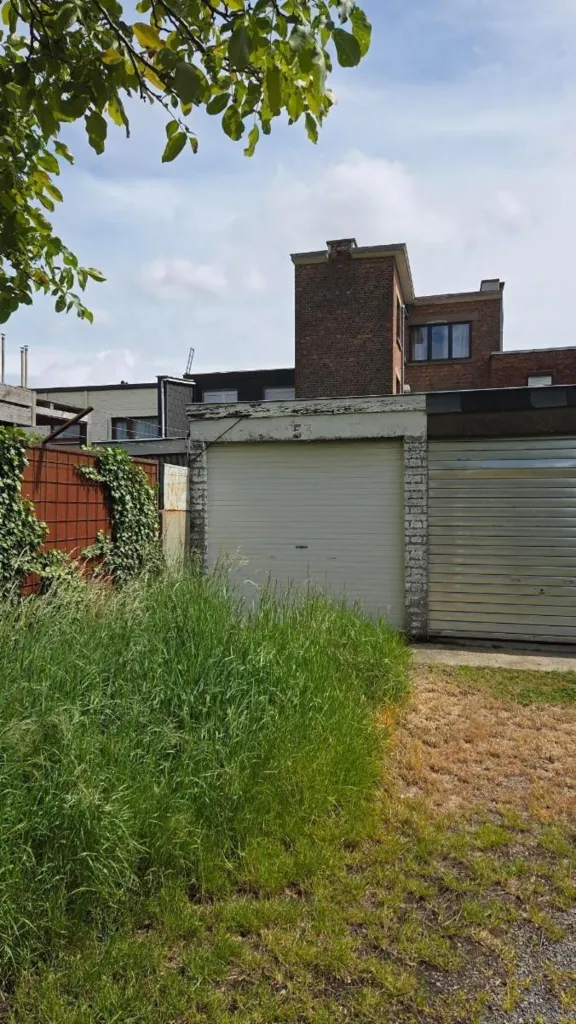 Aed - Secure Garage with Shared Facilities in Residential Zone