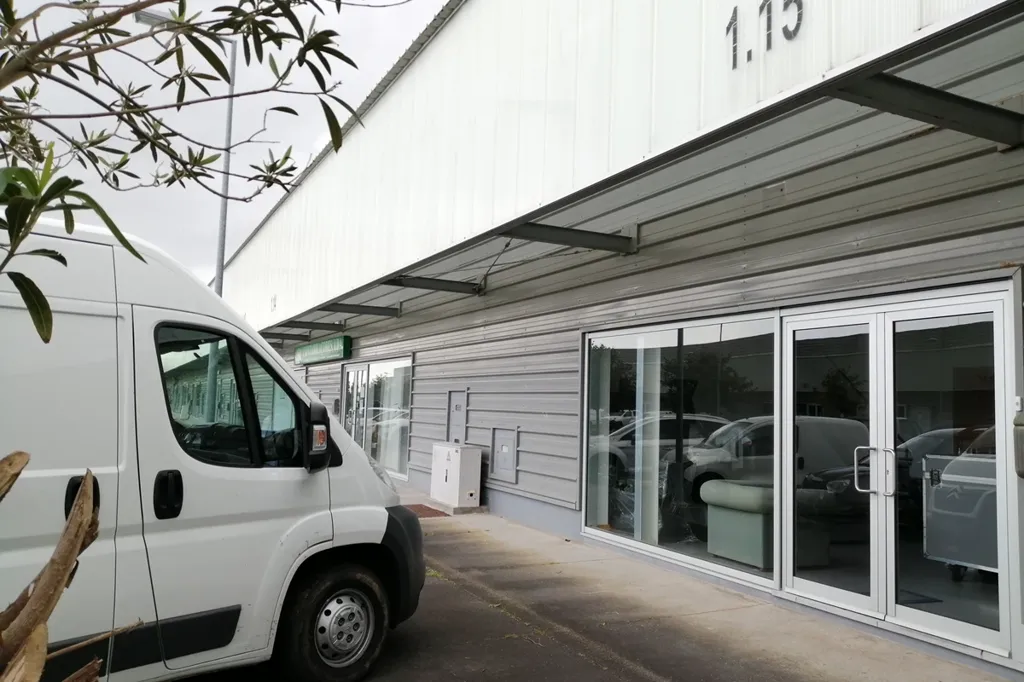 Extérieur - Warehouse with High Ceilings in Accessible Location