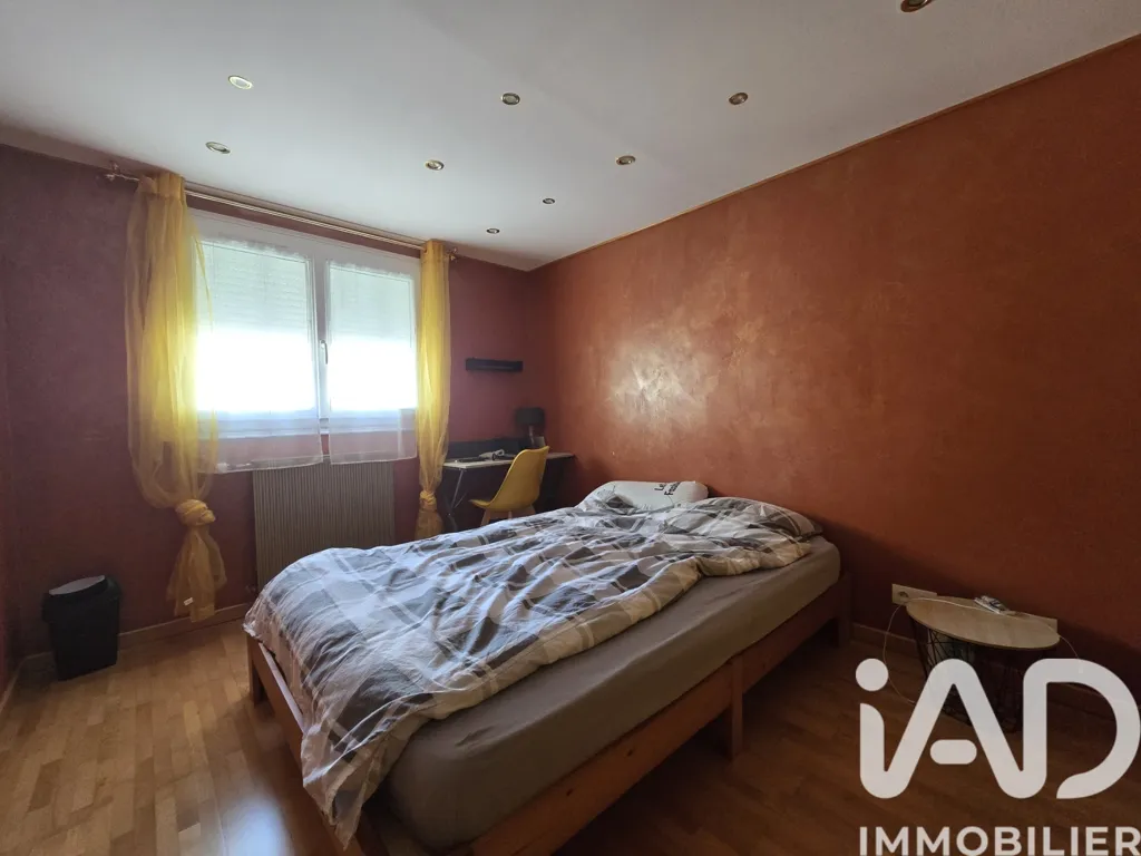 Bedrooms - 5-Piece Apartment with Balcony in Paris