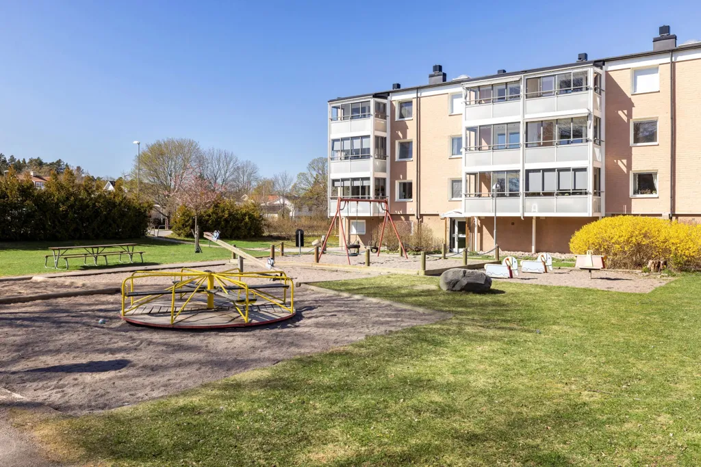Garden - Well-Planned Two-Bedroom Flat with Balcony in Stockholm