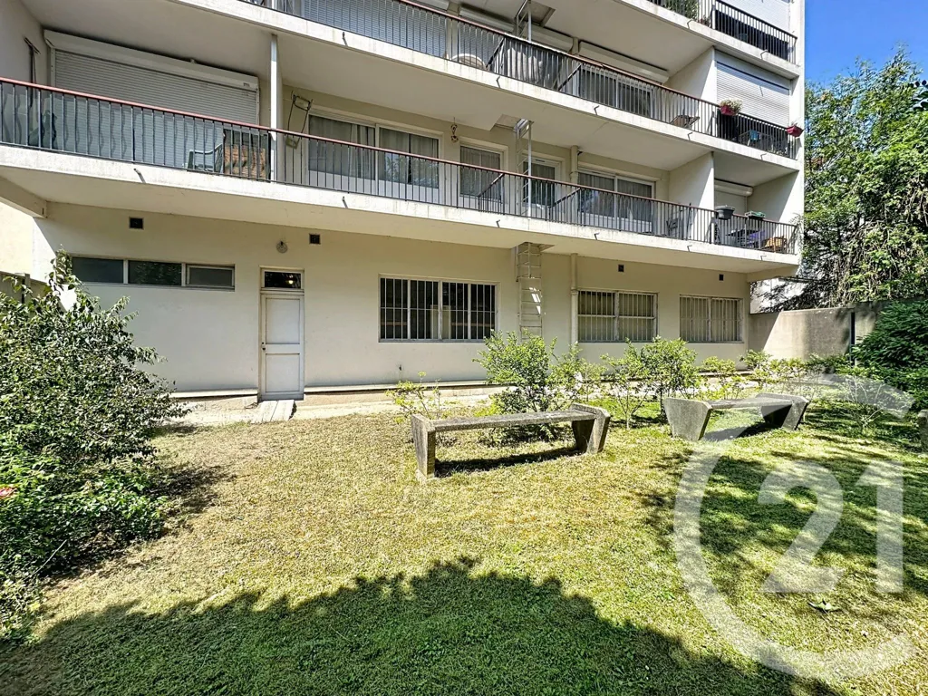 Aed - Studio with Balcony in Villejuif Centre