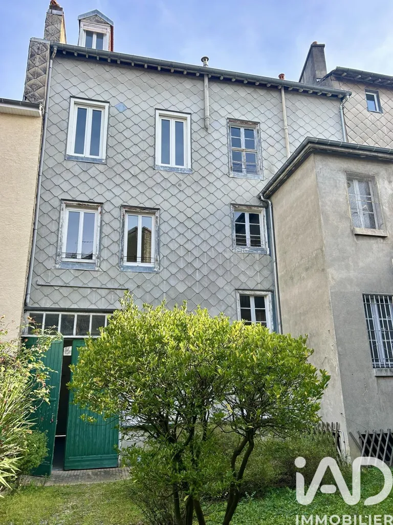 Exterior - Building with Garden and Parking in Pau
