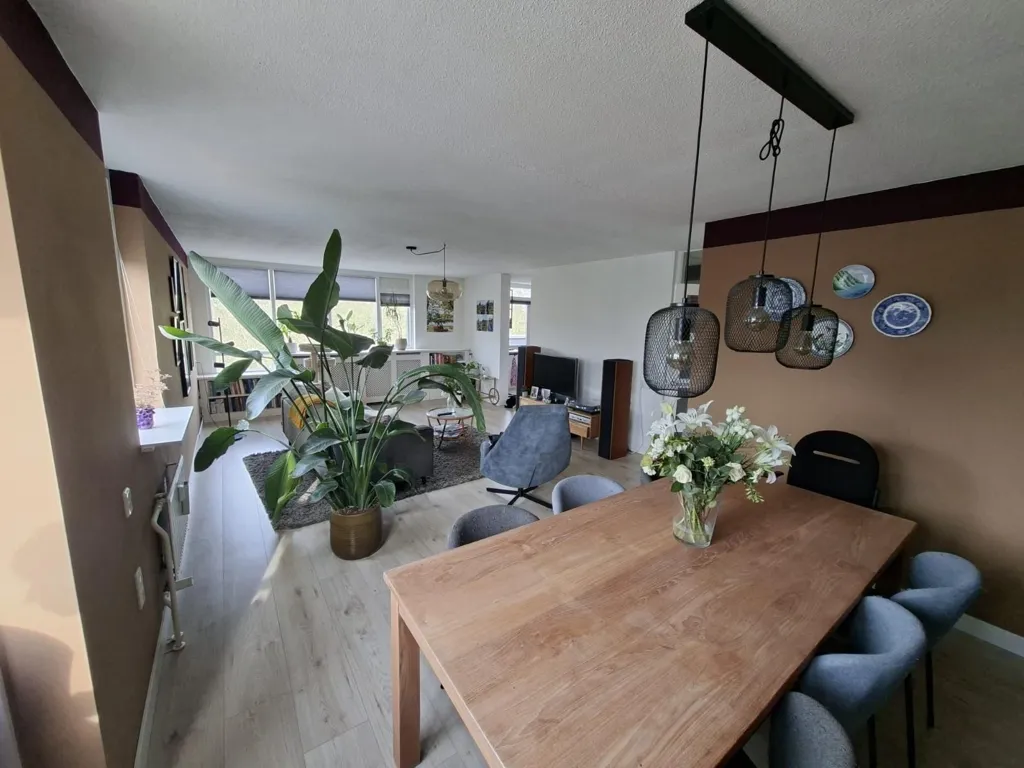 Söögituba - Modernised 3-Bedroom Flat with Balcony in Delft