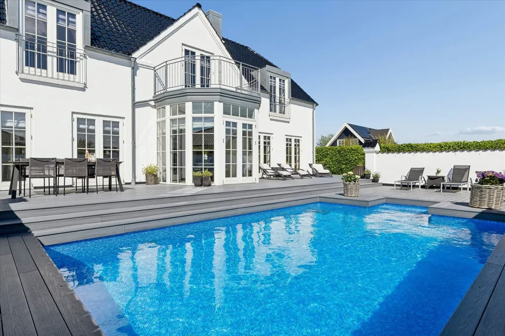 Bassein - Contemporary Villa with Garden in Daugård