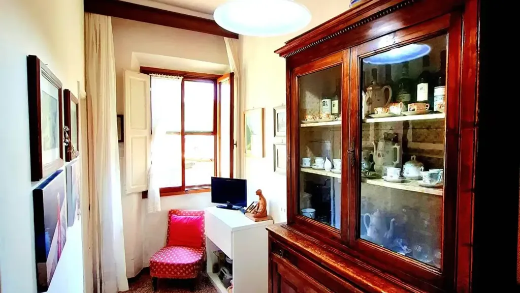 Bureau - Five-Bedroom Apartment with Terrace in Lastra a Signa