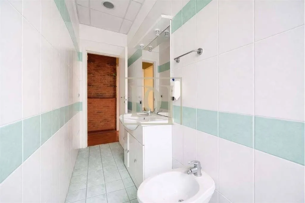 Salles de bain - Two-Level Office in Central Milan