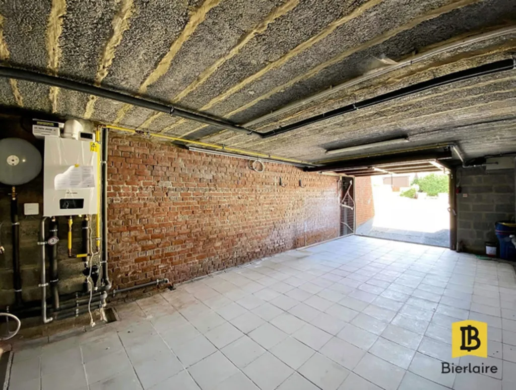 Garage - Detached House with Solar Panels in Hyon