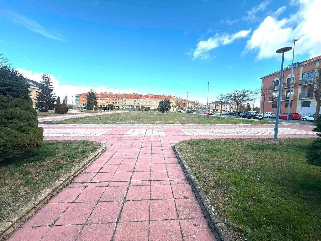 Office with Patio in Salamanca's Valhondo Park