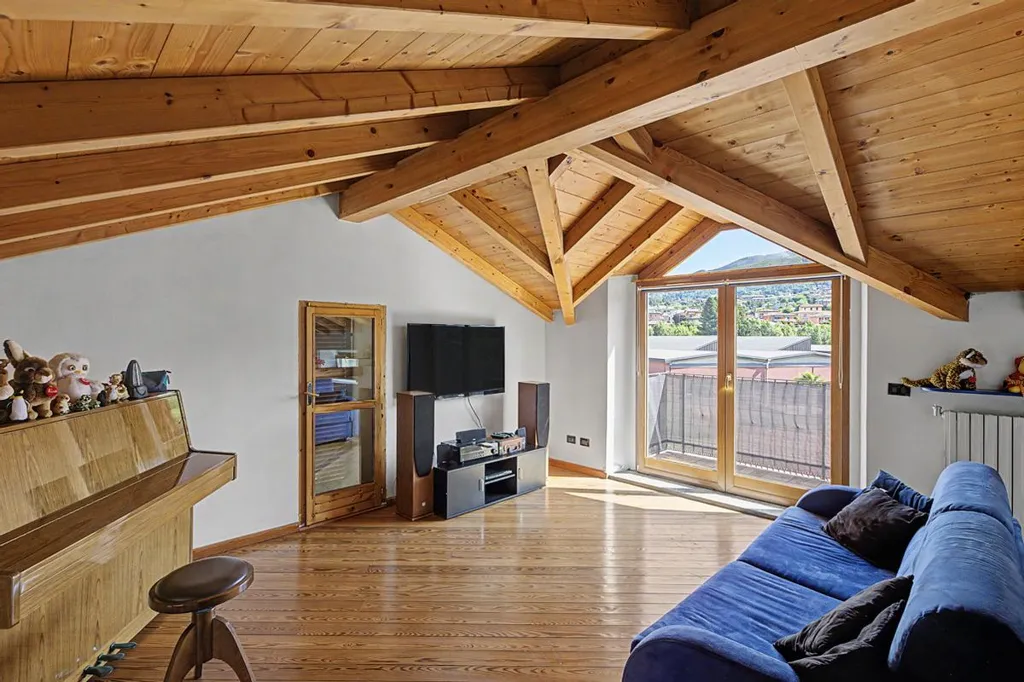 Elutuba - Multi-Level Apartment with Mansard in Luino