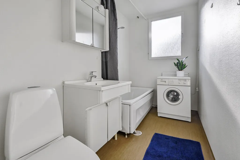 Vannitoad - Apartment with West-Facing Balcony in Central Location