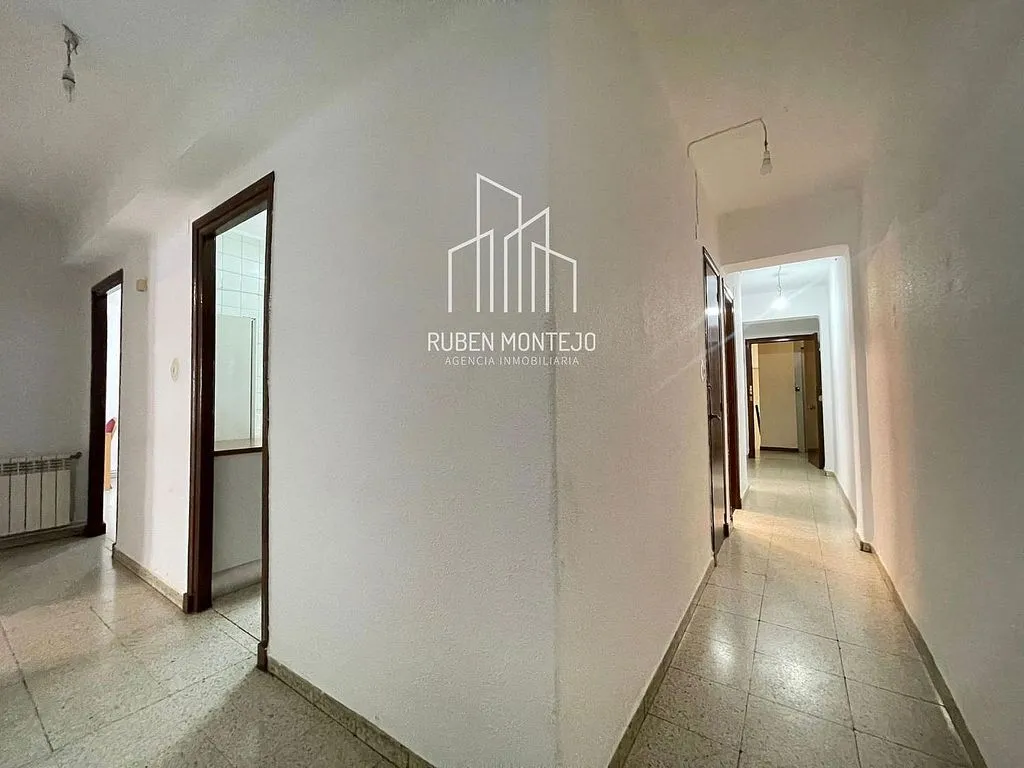 Hallway - Student Flat with Terrace in Carmelitas, Salamanca