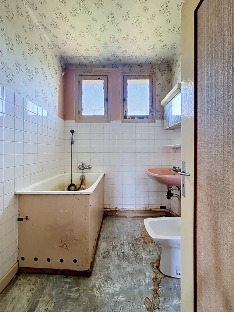 Salles de bain - Maison à Rénover avec Jardin à Dole Bedugue