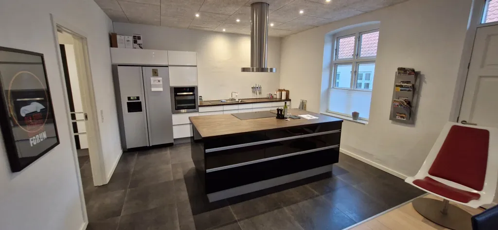 Köök - Charming Townhouse with Balcony in Varde Centre