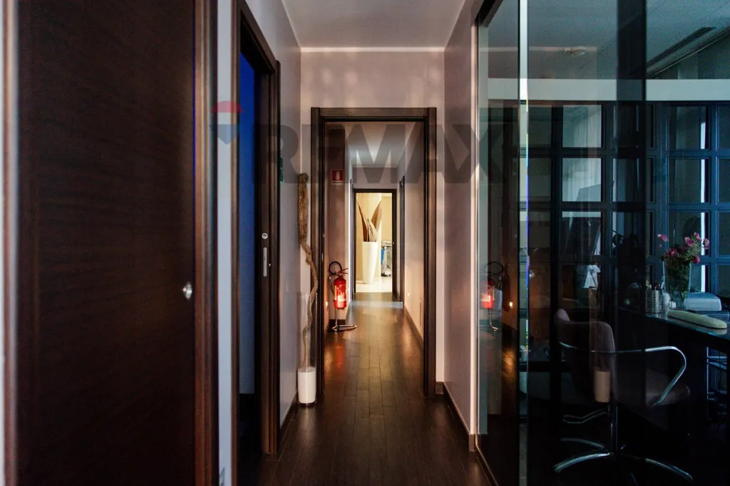 Entrée - Commercial Space with Parking in Concorezzo
