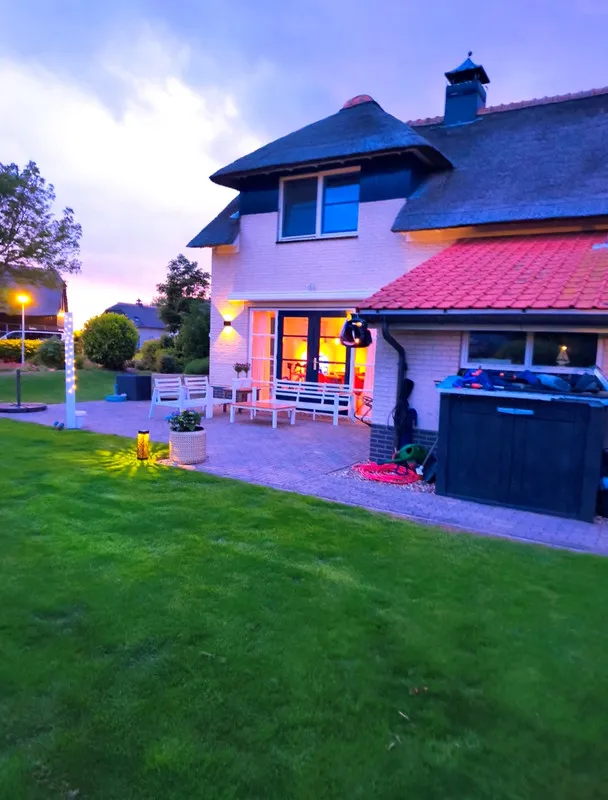 Välivaade - Riet-Covered Villa with Water Views in Makkum