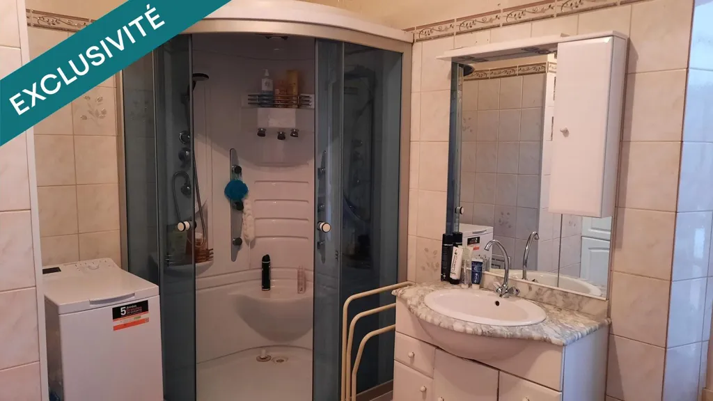 Salles de bain - Maison de 9 Pièces avec Jardin à Piffonds