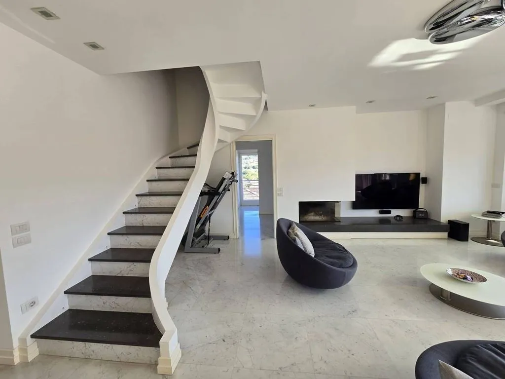 Elutuba - Luxury Penthouse with Panoramic View in Terni