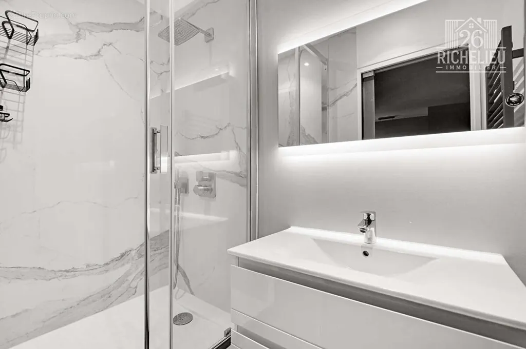 Salles de bain - 2 Pièces avec Ascenseur près de l'Opéra à Paris
