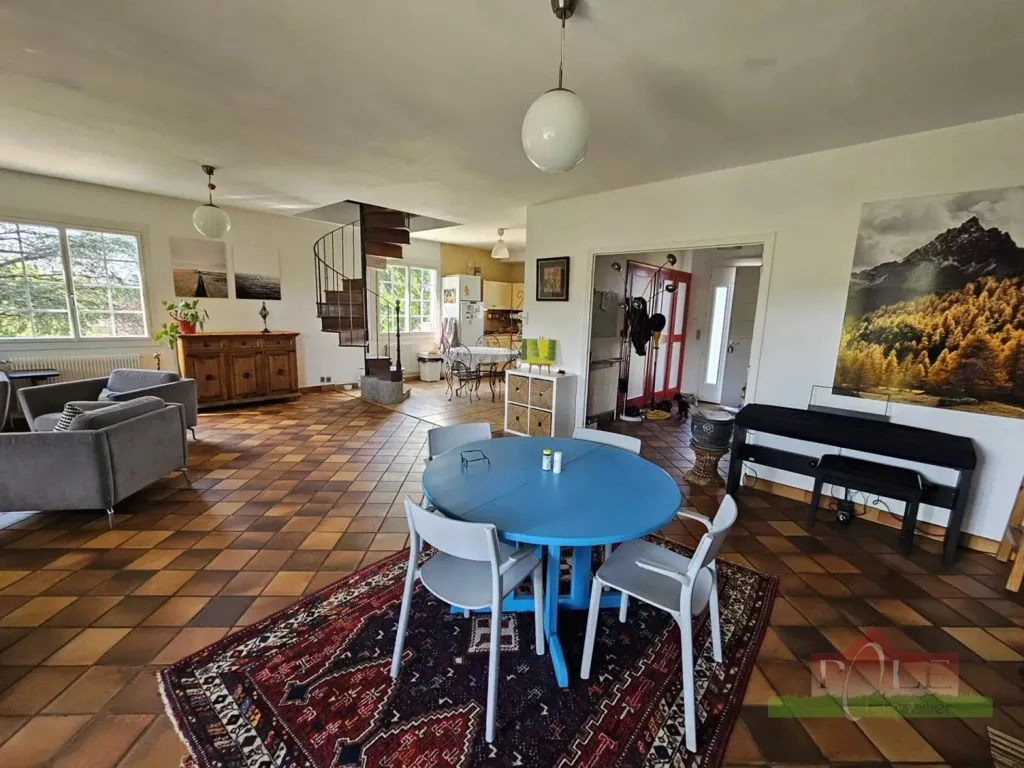 Salle à manger - Villa de 9 Pièces avec Piscine à Vienne