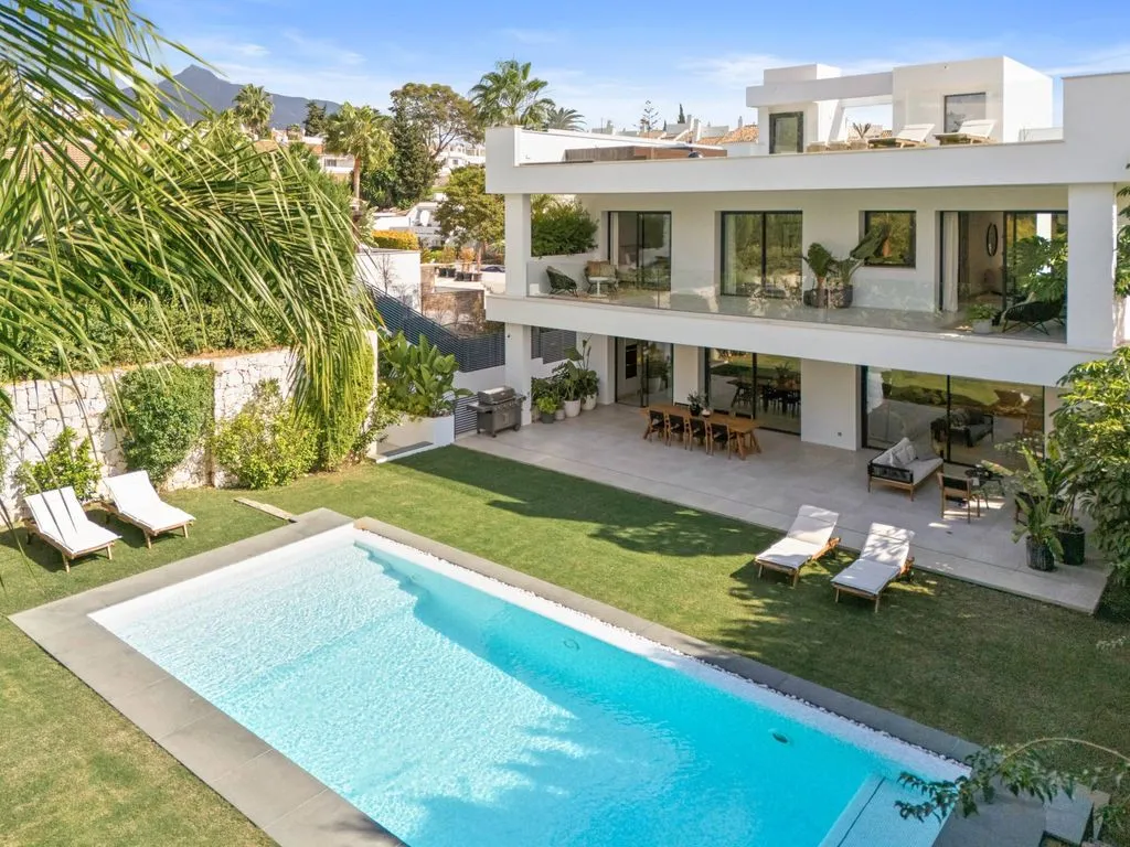 Piscine - Contemporary Villa with Pool in Nueva Andalucía