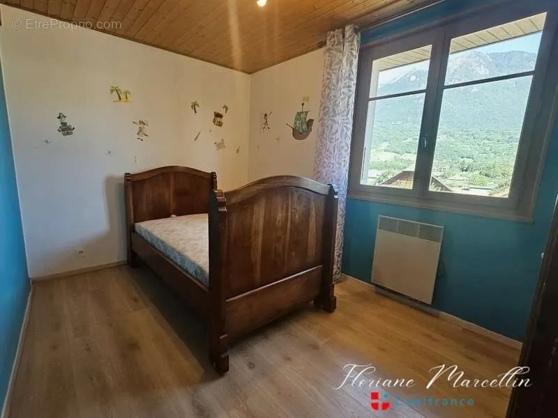 Chambres - Maison avec Deux Appartements Indépendants à Vougy