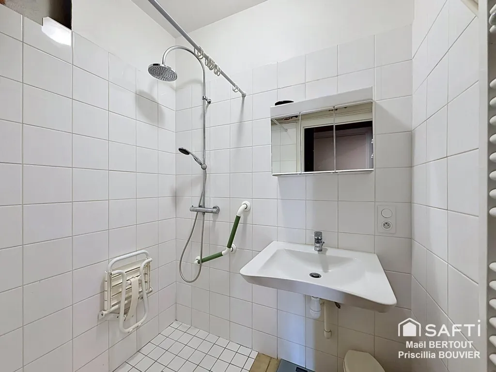 Salles de bain - Maison avec Jardin et Fort Potentiel à Saint-Béron