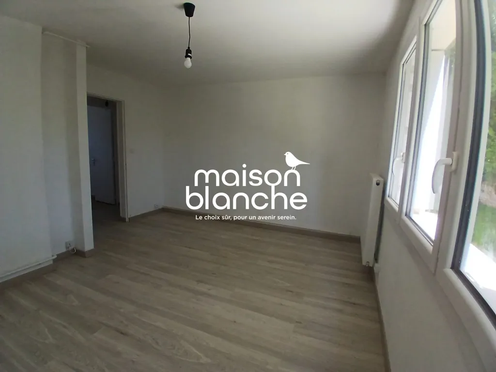 Pièces - Appartement Lumineux avec Parking à Parthenay
