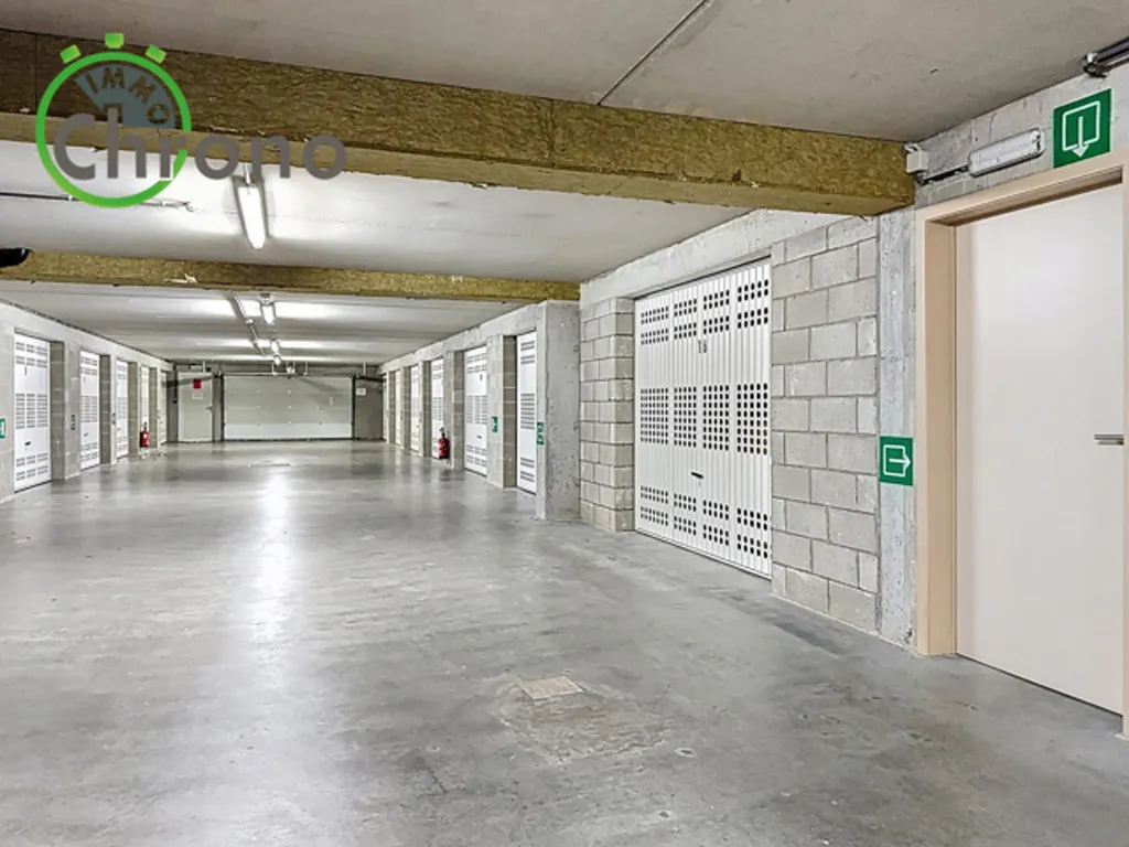 Garaaž - Flat with Terrace and Lift in Central Location