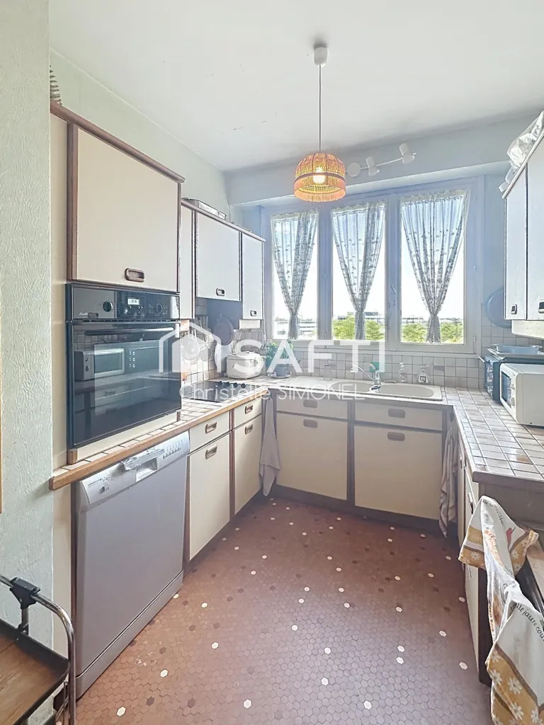 Köök - Spacious Flat with Balcony near Angers Centre