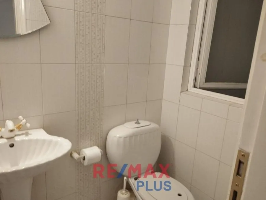 Salles de bain - Apartment with Balcony on Athens Square