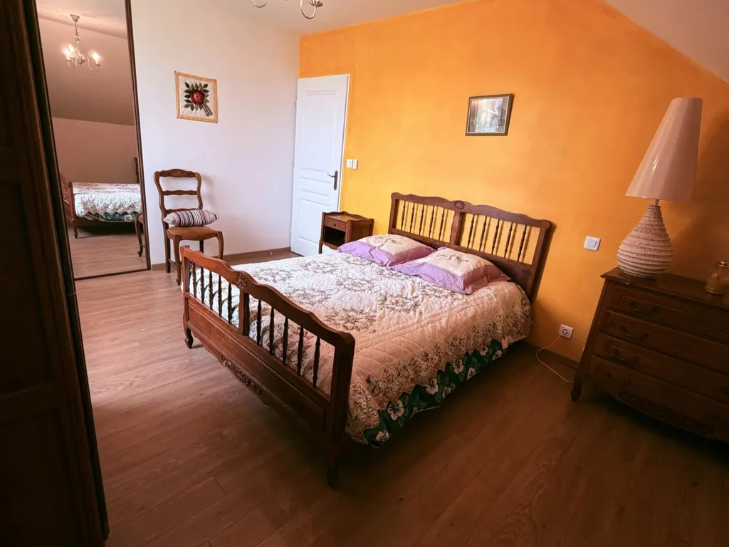 Chambres - Villa avec Vue Panoramique et Grand Balcon en Creuse