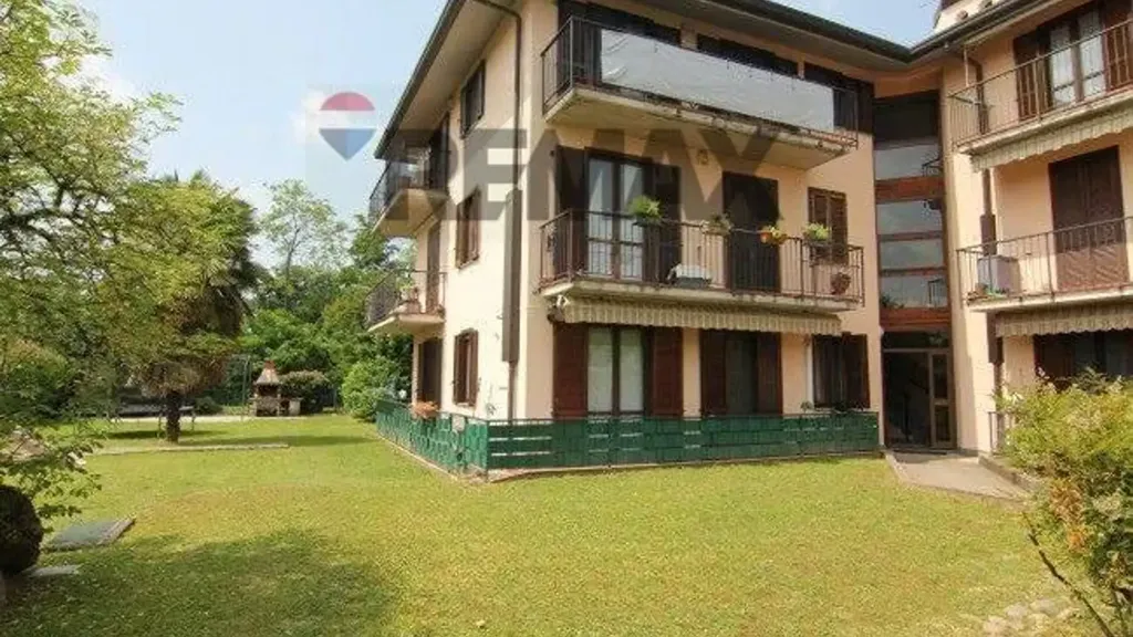 Aed - Tranquil 3-Bedroom Apartment with Garden in Malnate