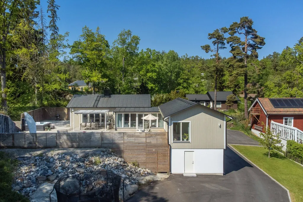 8-toaline maja asukohas Nacka kommun