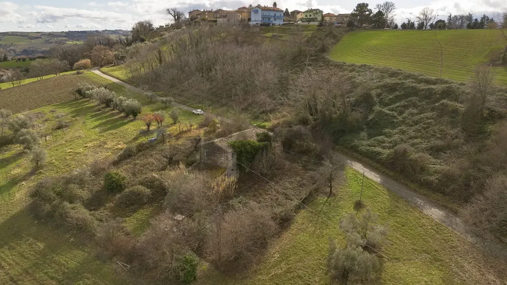 Vue aérienne - Rustic Stone Cottage with Panoramic Garden in Rosora