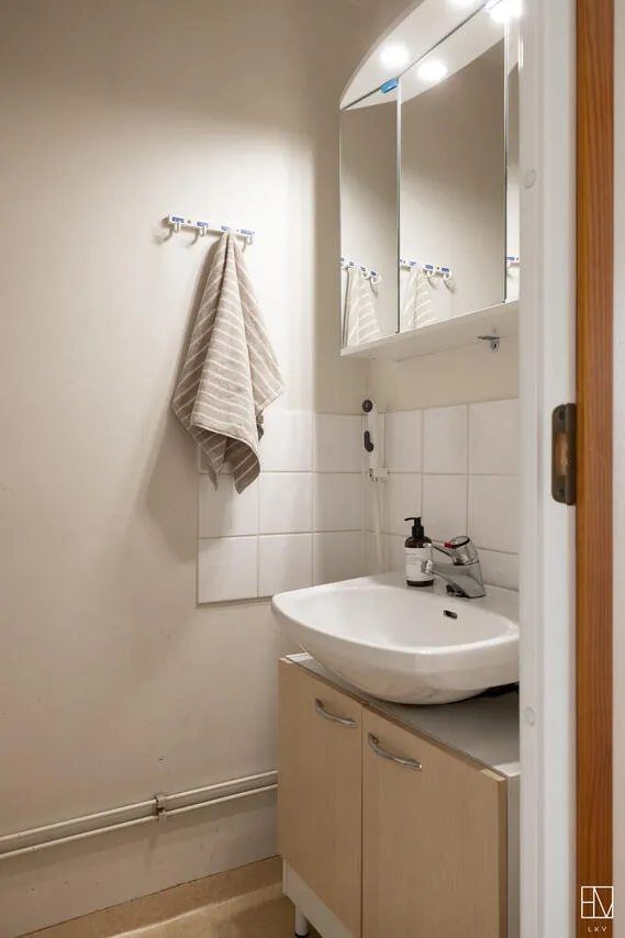 Salles de bain - Geothermal-Heated Apartment with Sauna in Hervanta