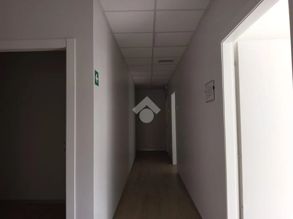Entrée - Directional/Sanitary Space in Carrara Centre