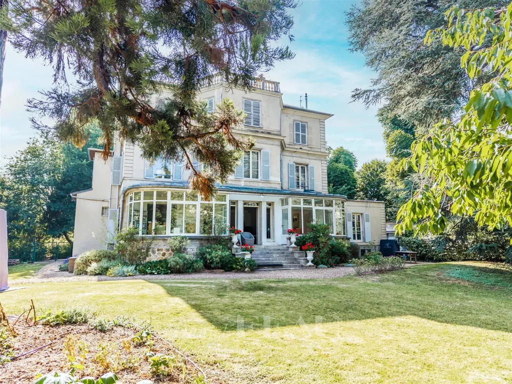 Exterior - 4-Bed Apartment with Garden in Saint-Germain-en-Laye