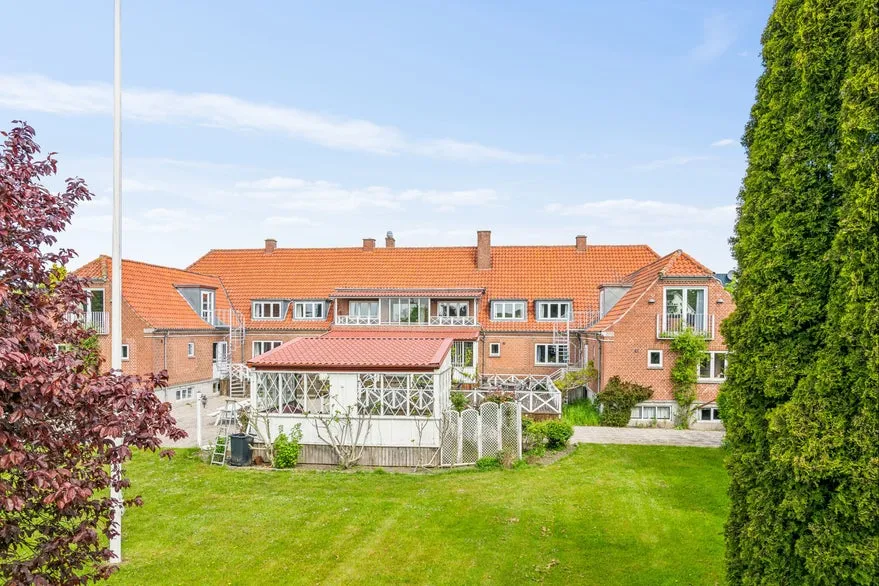 Vue aérienne - Classical Redbrick Business Property in Nørreballe