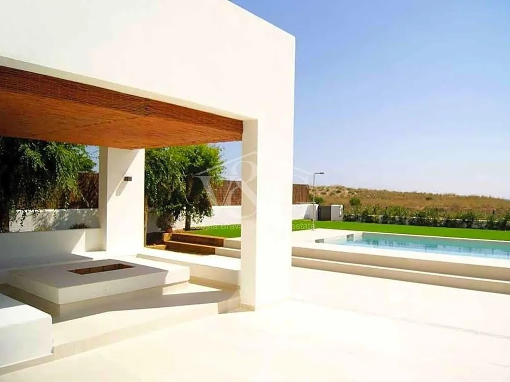 Bassein - Seafront Villa with Pool in Mas Pinell