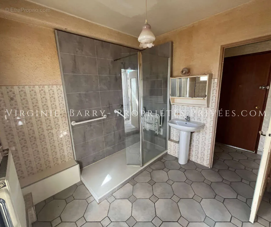 Salles de bain - Appartement T3 avec Balcons et Garage à Rochefort