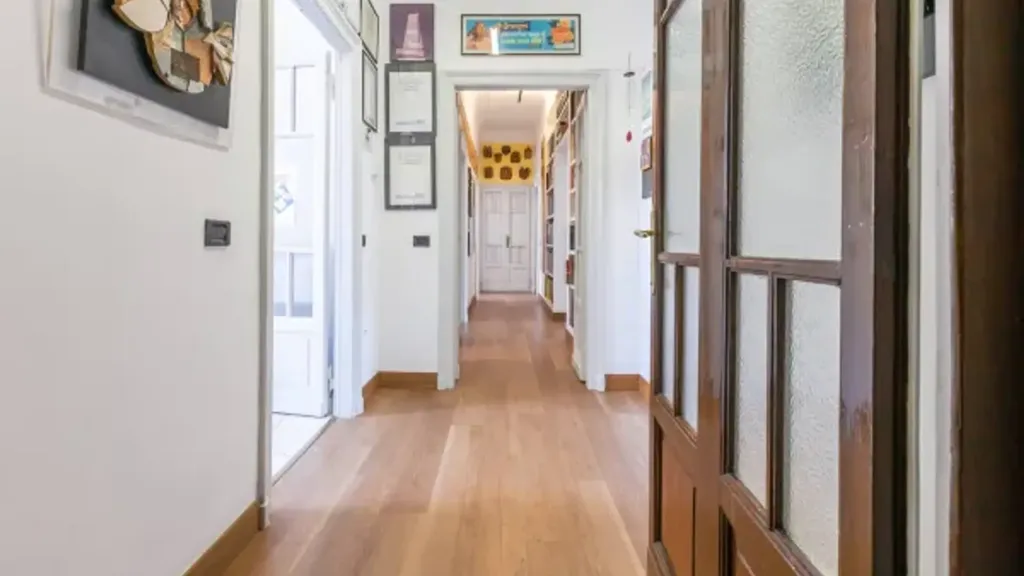 Esik - Signorile Apartment with Balcony in Milan