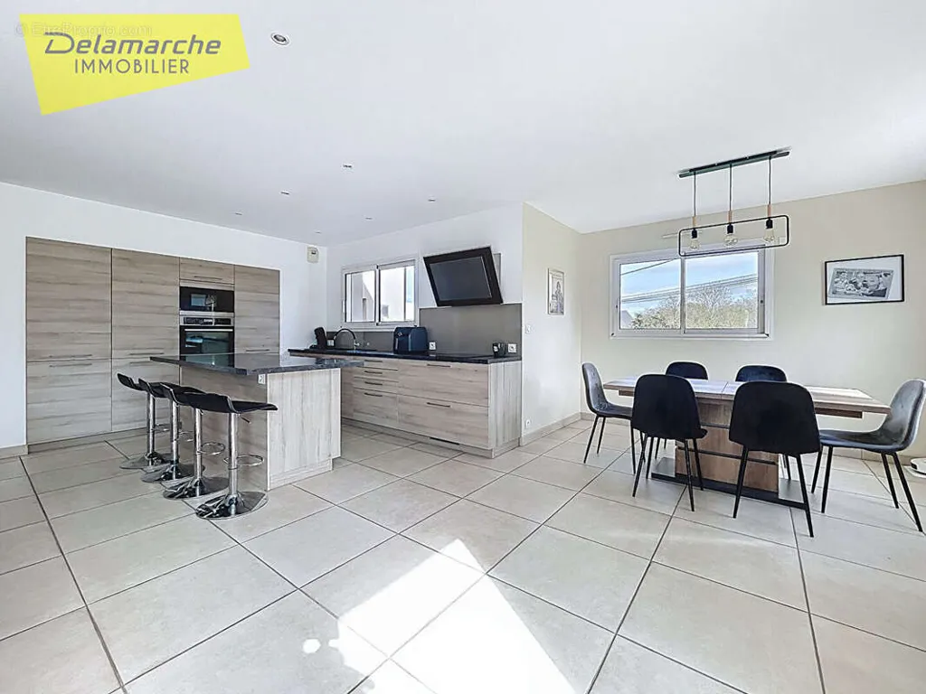Cucina - Contemporary Flat-Plan House with Garden in Saint Planchers