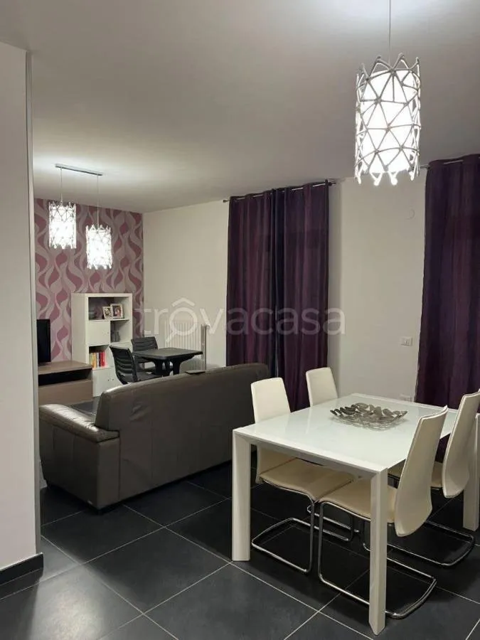 Salle à manger - Rearranged Apartment with Balcony in Aversa