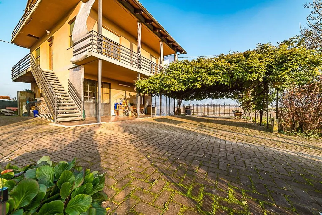Extérieur - Villa with Garden in Faule, Piemonte
