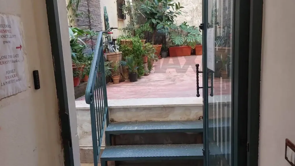 Ingresso - Appartamento con tre balconi nel centro storico di Palermo