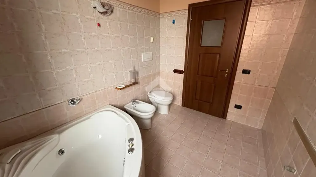 Bathrooms - Spacious 4-Bedroom Apartment in Sozzago