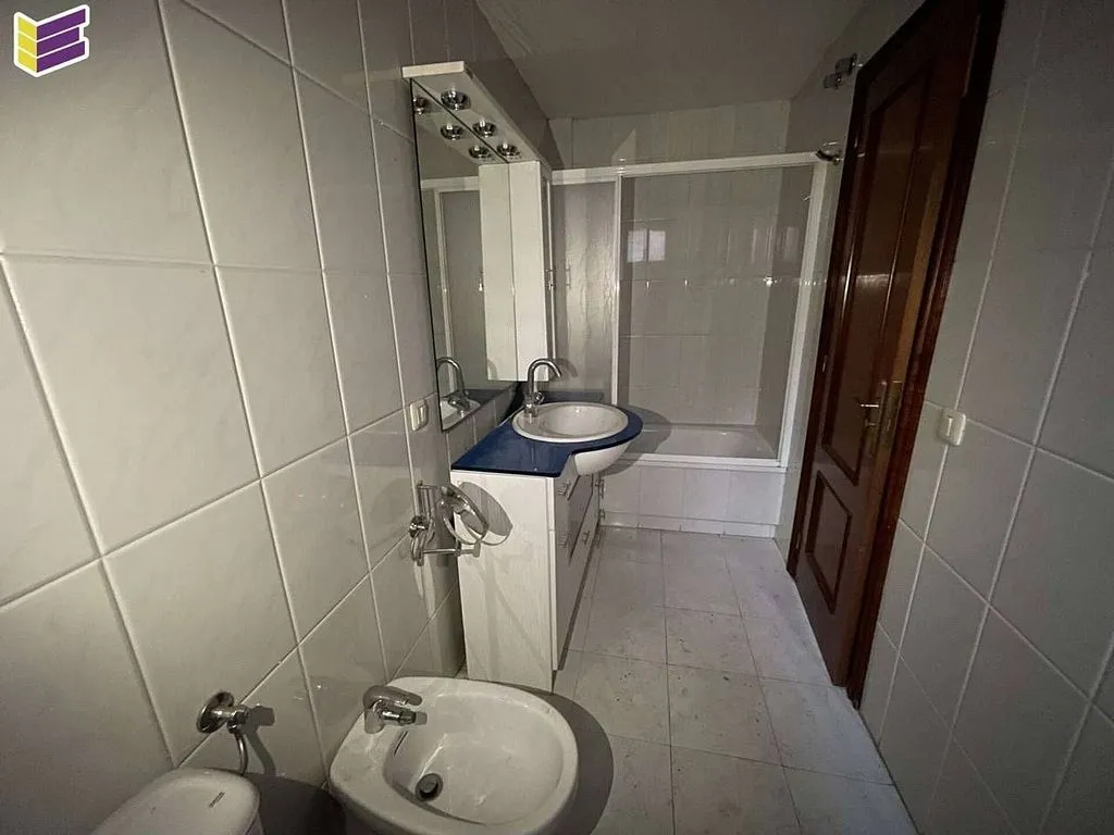 Salles de bain - Apartment with Large Windows in Vigo