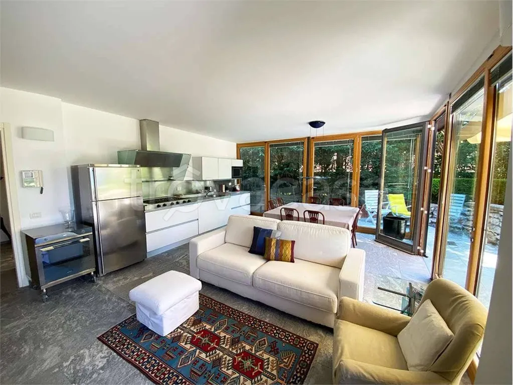 Soggiorno - Appartamento con vista lago e giardino a Faggeto Lario