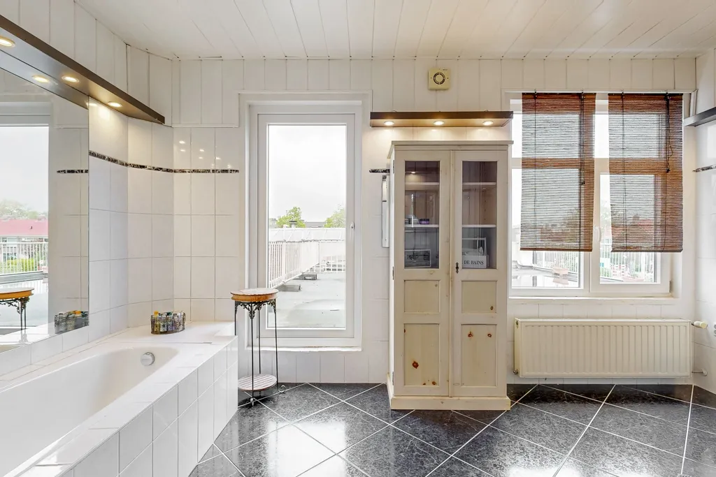 Salles de bain - Modernised 1930s House with Garden in Leiderdorp